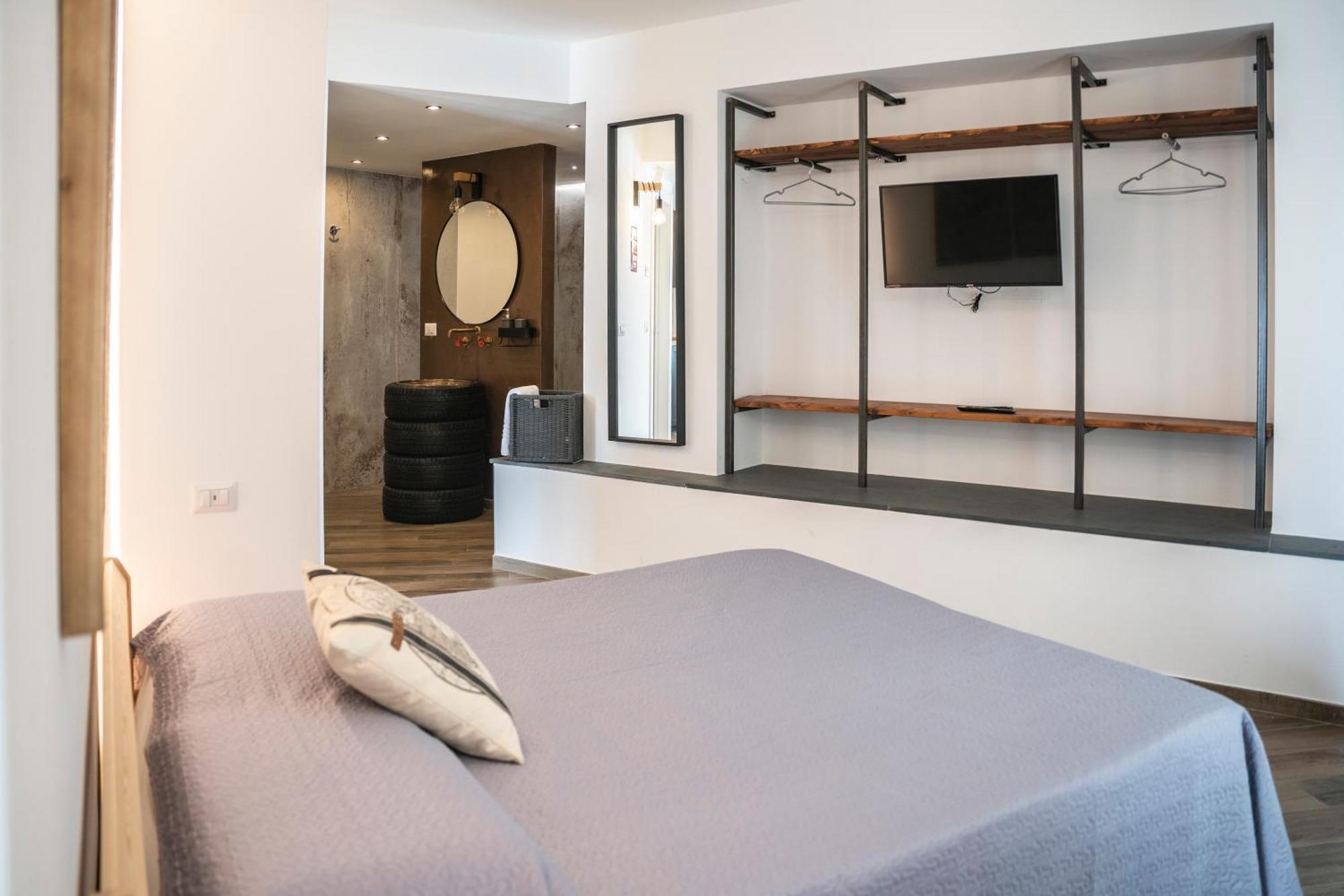 Vespa Apartments Moneglia Rom bilde