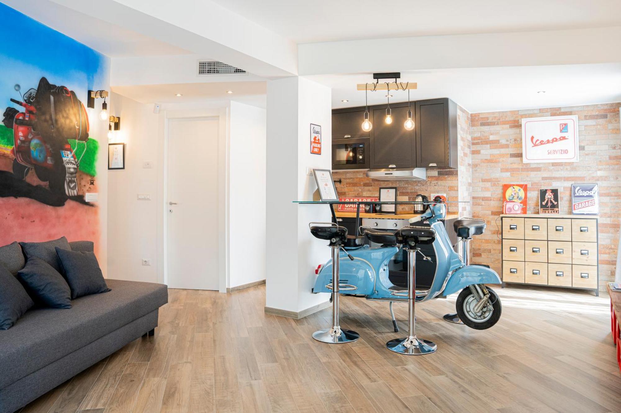 Vespa Apartments Moneglia Rom bilde
